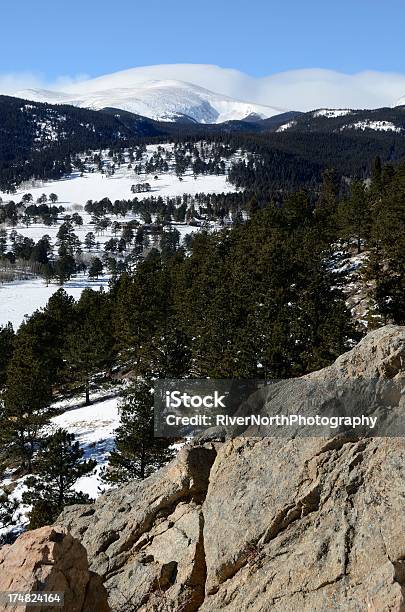 Photo libre de droit de Rocky Mountains En Hiver banque d'images et plus d'images libres de droit de Abrupt - Abrupt, Arbre, Bleu