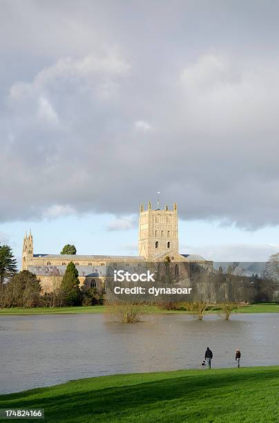 Águas De Inundação Envolvendo Abadia De Tewkesbury Gloucestershire - Fotografias de stock e mais imagens de Abadia