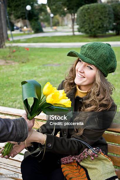 Tulipani Per La Valentine - Fotografie stock e altre immagini di 20-24 anni - 20-24 anni, Abiti pesanti, Adulto