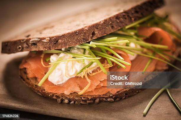 スモークサーモンのサンドイッチ - おやつのストックフォトや画像を多数ご用意 - おやつ, カッテージチーズ, クレームフレッシュ