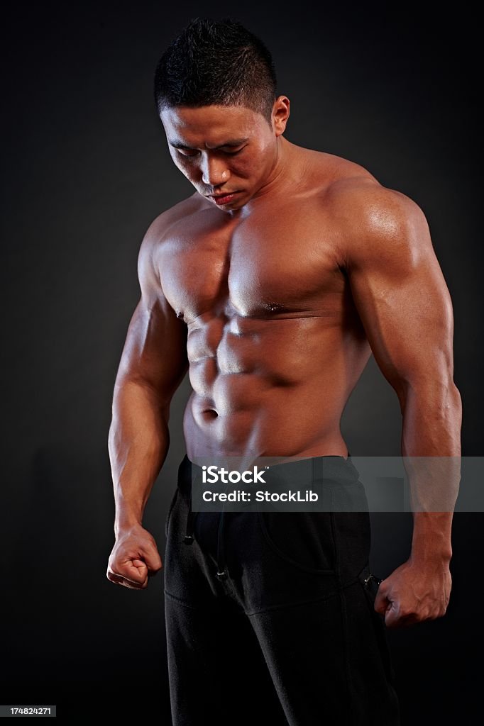 Asian cuerpo builder posando - Foto de stock de 20 a 29 años libre de derechos