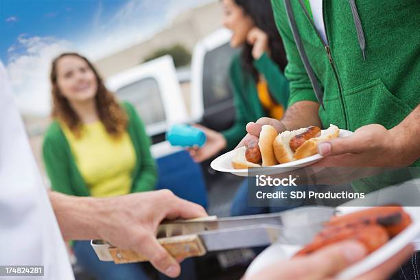 Grupo De Ventiladores Que Conducir Sin La Distancia Reglamentaria Cook Ejercicio En Estadio De Fútbol Americano Foto de stock y más banco de imágenes de Picnic al lado del coche