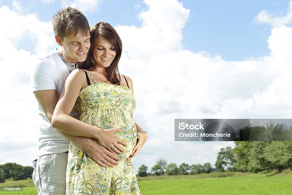 Incinta Coppia all'aperto - Foto stock royalty-free di Abbigliamento casual