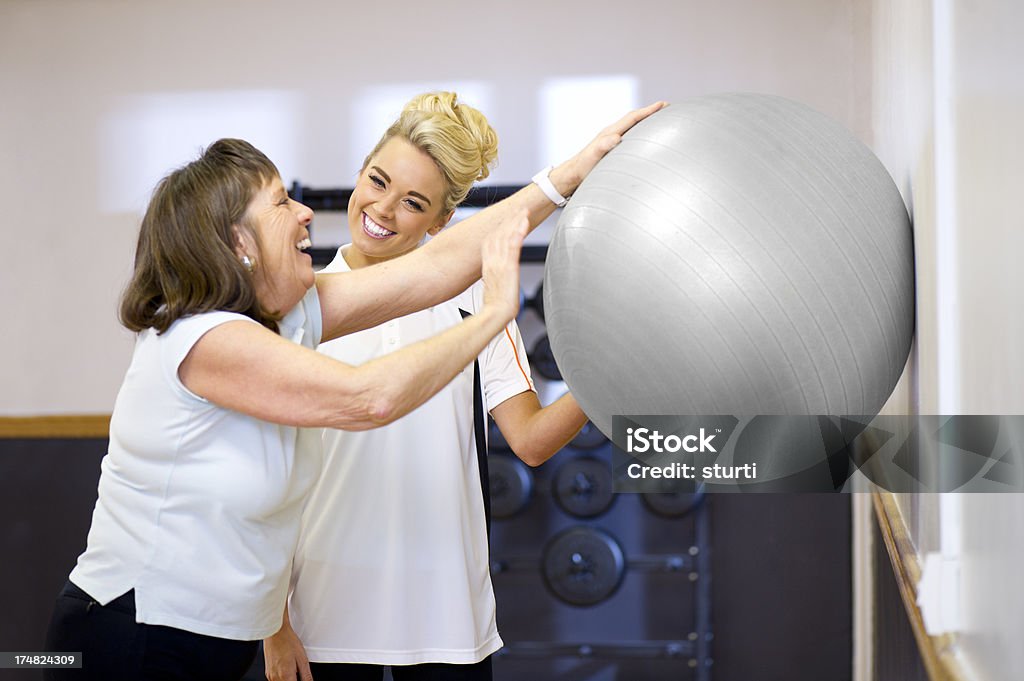 instructor de acondicionamiento físico physio sesión - Foto de stock de Tercera edad libre de derechos