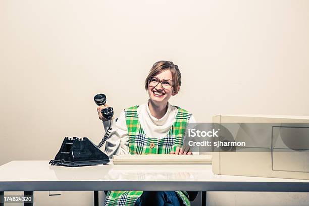 Photo libre de droit de Drôle Secrétaire À Son Bureau Avec Téléphone Et Ordinateur banque d'images et plus d'images libres de droit de 25-29 ans