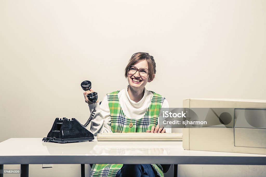 Śmieszna Sekretarz na jej biurku z telefonu i komputera - Zbiór zdjęć royalty-free (25-29 lat)