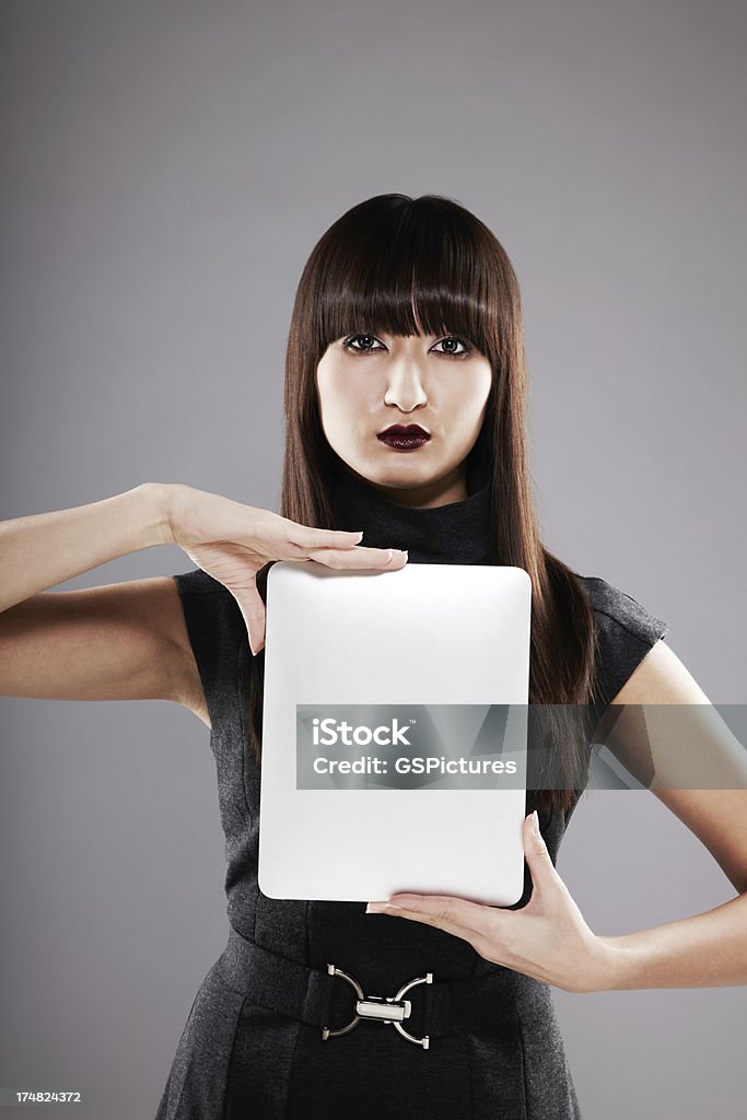 세로는 아름다운 젊은 여자의 쥠 디지탈 태블릿 - 로열티 프리 고딕 양식 스톡 사진
