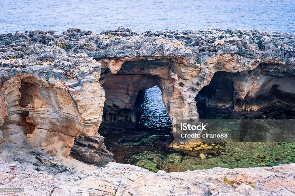 캐이브 있는 절벽 해안가, Apulia - 로열티 프리 0명 스톡 사진