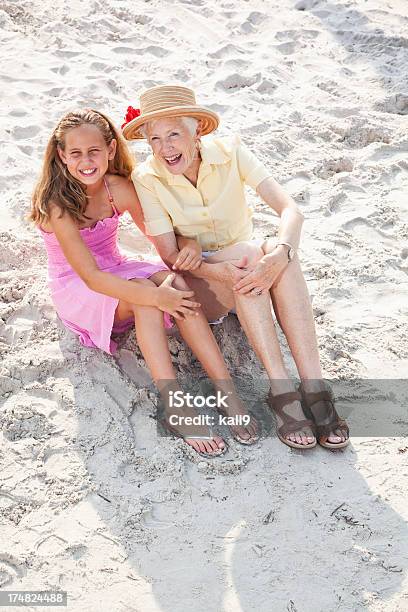 Dziewczynka Z Babcia Na Plaży - zdjęcia stockowe i więcej obrazów 70-79 lat - 70-79 lat, 8 - 9 lat, Aktywni seniorzy