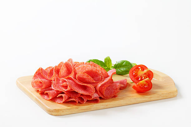 スライスされたイタリアのサラミ、カッティングボード - thin portion salami meat ストックフォトと画像