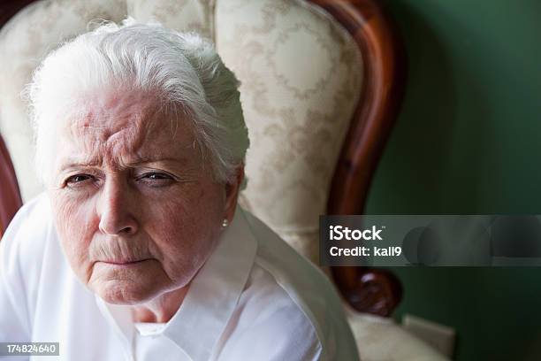 Mujer De Edad Avanzada Foto de stock y más banco de imágenes de Mujeres mayores - Mujeres mayores, Enfado, Descontento