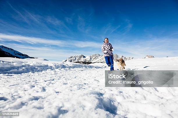 Kobieta Biegania Na Snowy Krajobraz Z Jej Pies - zdjęcia stockowe i więcej obrazów 20-29 lat - 20-29 lat, 30-39 lat, Biały
