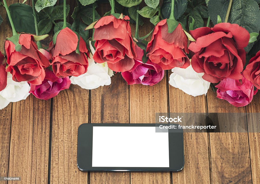 Smartphone sur fond de décoration Saint-Valentin - Photo de Amour libre de droits