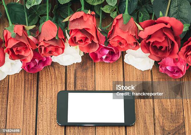 Smartphone Em Fundo De Decoração De St Valentine - Fotografias de stock e mais imagens de Amor - Amor, Bed Of Roses (expressão inglesa), Botão - Estágio de flora