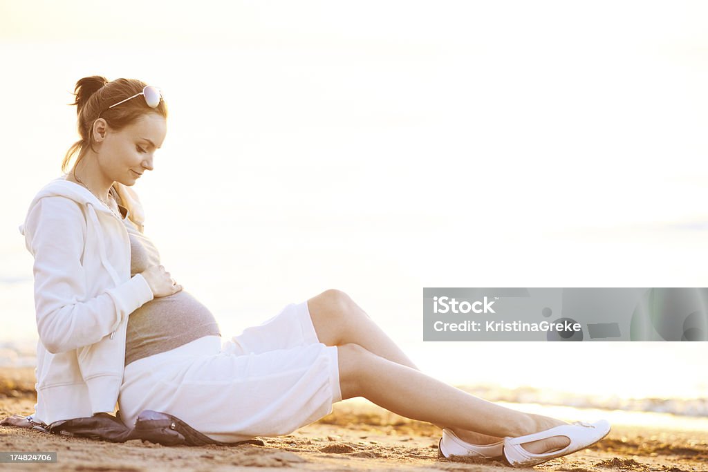 Kobieta w ciąży na plaży - Zbiór zdjęć royalty-free (Ciężarna)