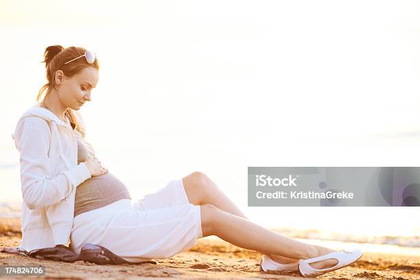 Mulher Grávida Na Praia - Fotografias de stock e mais imagens de Grávida - Grávida, Mulheres, Praia