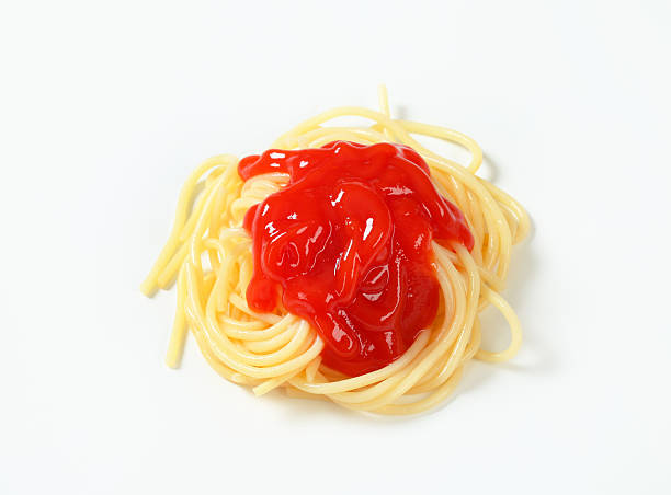 esparguete com molho - spaghetti cooked heap studio shot imagens e fotografias de stock