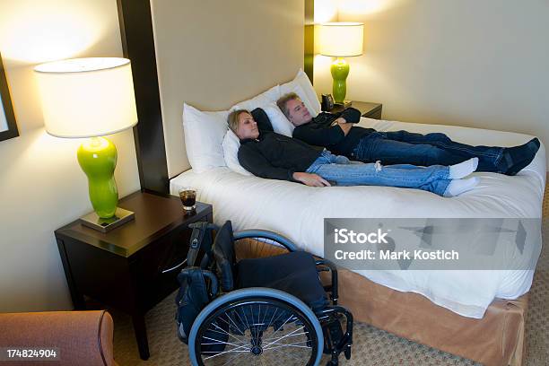 Disabili Coppia Rilassante Sul Letto Hotel - Fotografie stock e altre immagini di Accessibilità - Accessibilità, Adulto, Composizione orizzontale