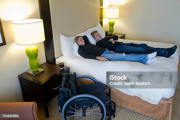 Niepełnosprawność Para Relaks Na Łóżku Hotel - zdjęcia stockowe i więcej obrazów Dorosły - Dorosły, Dostępność, Fotografika