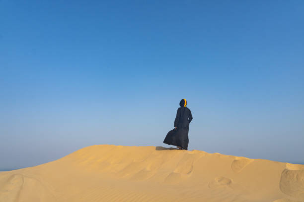 arabic woman in black dress in the doha desert, doha qatar - journey camel travel desert imagens e fotografias de stock