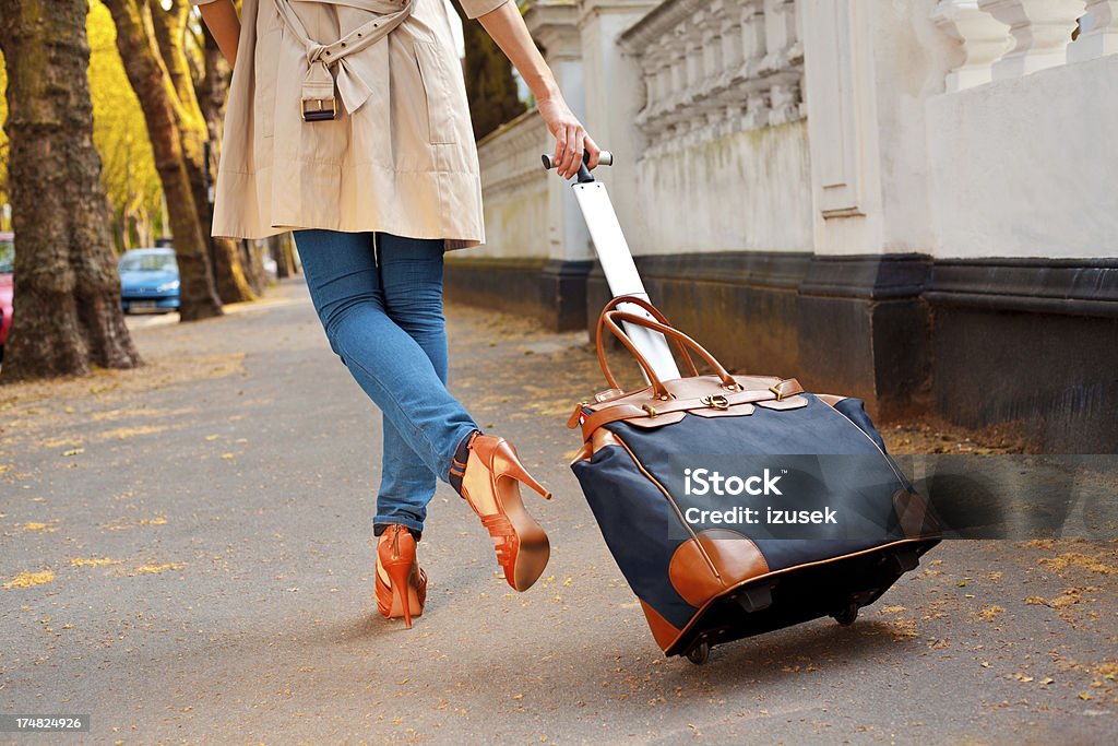 Femme porter les bagages - Photo de Activité libre de droits