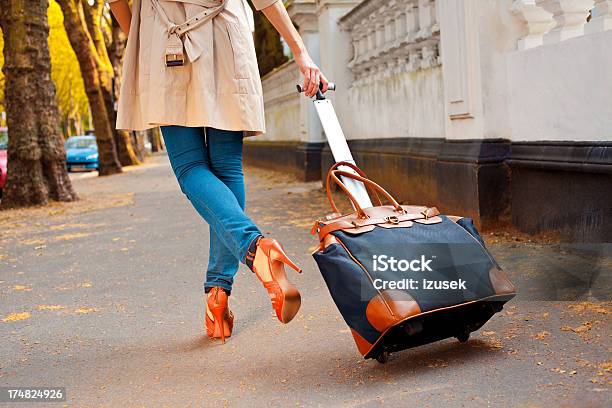 Photo libre de droit de Femme Porter Les Bagages banque d'images et plus d'images libres de droit de Activité - Activité, Adulte, Bagage