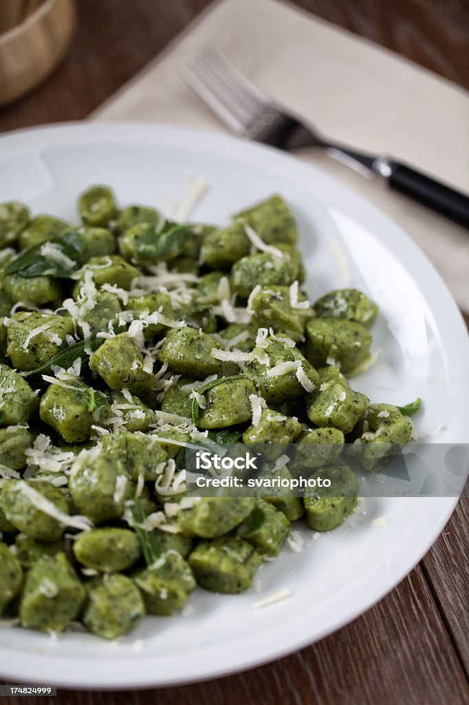 Gnocchi de pommes de terre à la sauge de beurre - Photo de Couleur verte libre de droits