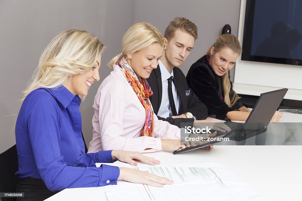 Equipe de negócios em uma reunião - Foto de stock de Adulto royalty-free