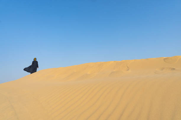 도하 사막에서 검은 드레스를 입은 아랍 여성, 도하 카타르 - dubai united arab emirates traditional culture camel 뉴스 사진 이미지