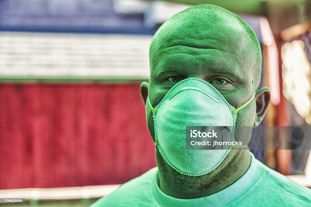 Uomo indossando maschera di pittore - Foto stock royalty-free di Abbigliamento casual