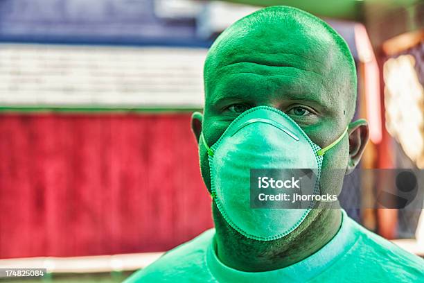 Uomo Indossando Maschera Di Pittore - Fotografie stock e altre immagini di Abbigliamento casual - Abbigliamento casual, Adulto, Adulto di mezza età