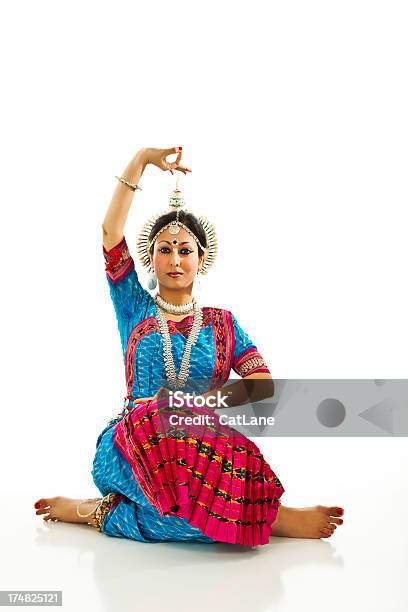 Foto de Jovem Mulher Indiana Tradicional Sari e mais fotos de stock de 20 Anos - 20 Anos, Acessório, Adereço de Cabeça