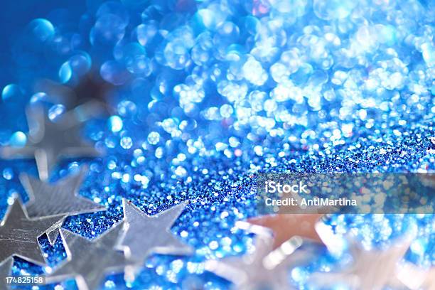 Photo libre de droit de Silver Étoiles Scintillantes Sur Fond Bleu banque d'images et plus d'images libres de droit de Bleu - Bleu, Brillant, Couleur argentée