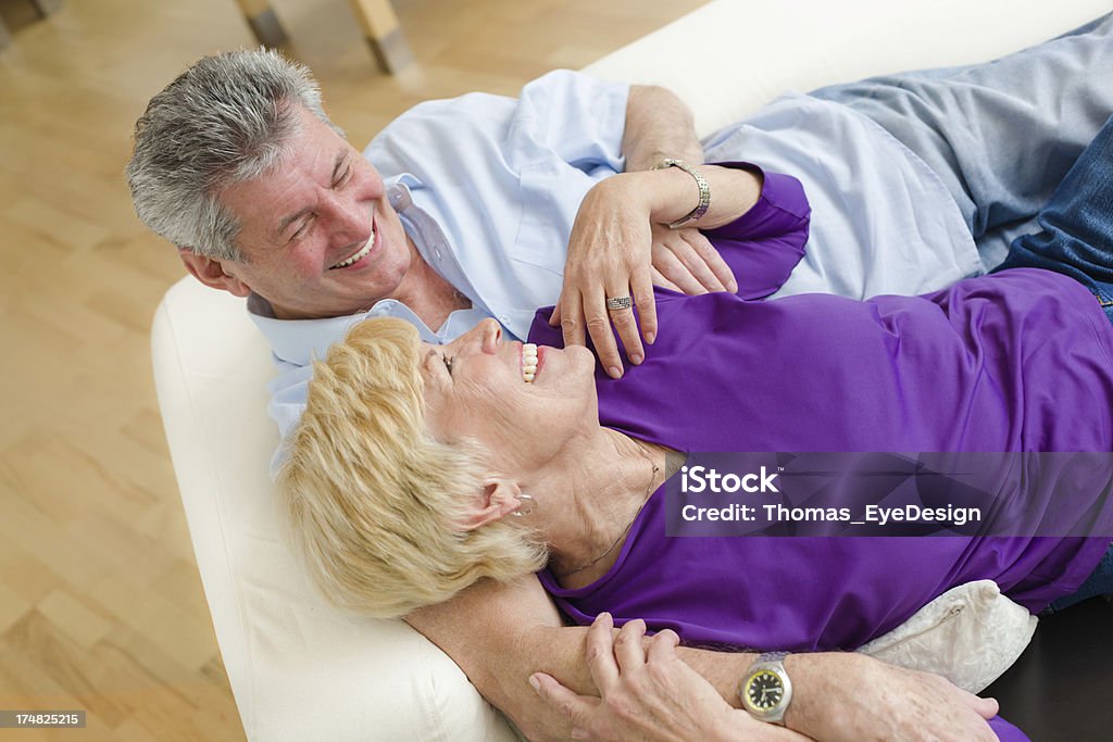 couple Senior embrassant - Photo de Adulte libre de droits