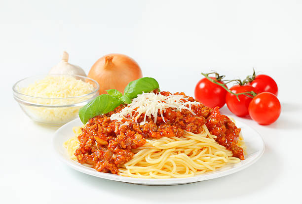 esparguete à bolonhesa queijo e produtos hortícolas - spaghetti cooked heap studio shot imagens e fotografias de stock