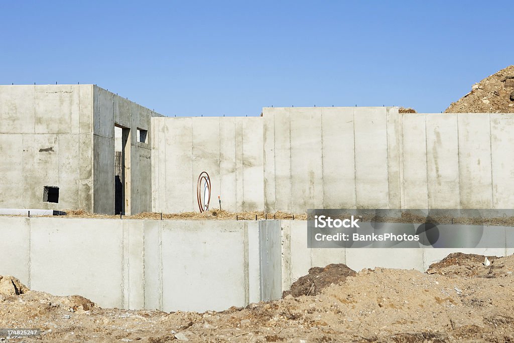 Construcción de cimientos de las paredes de la zona residencial del - Foto de stock de Arquitectura exterior libre de derechos