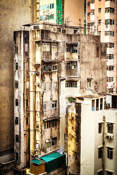 arquitectura en hong kong, china - too small architecture in a row apartment fotografías e imágenes de stock