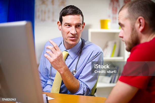 Foto de Médico Conversando Com O Paciente Do Sexo Masculino Com Masculino e mais fotos de stock de 20 Anos