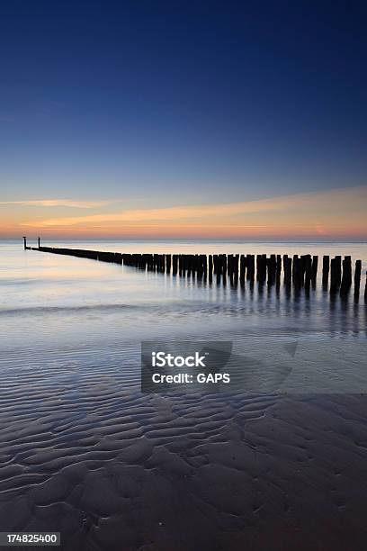 Romper De Las Olas En Madera Breakwater A Lo Largo De La Costa De Los Países Bajos Foto de stock y más banco de imágenes de Agua