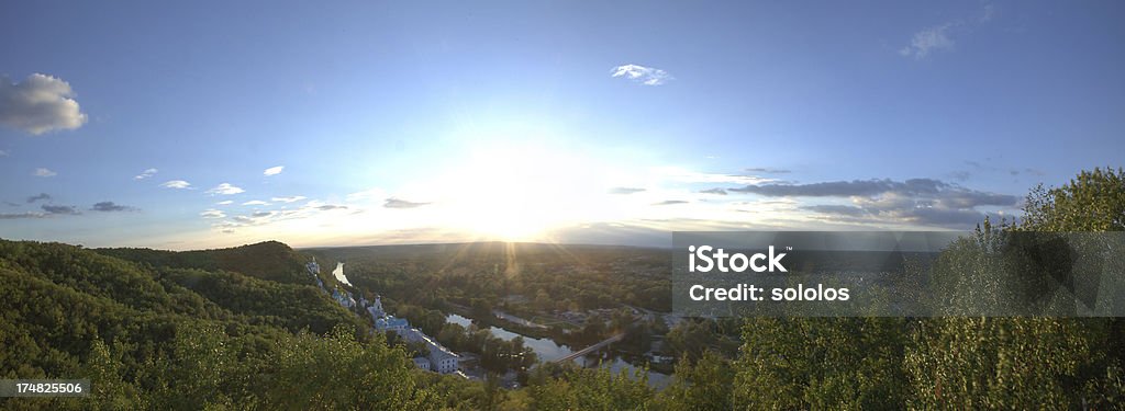 Puesta de sol sobre Svyatogorsk monasterio ortodoxo - Foto de stock de Agua libre de derechos