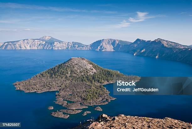 Foto de Mágico Da Ilha E Lago Crater e mais fotos de stock de América do Norte - América do Norte, Beleza natural - Natureza, Caldeira - Cratera vulcânica