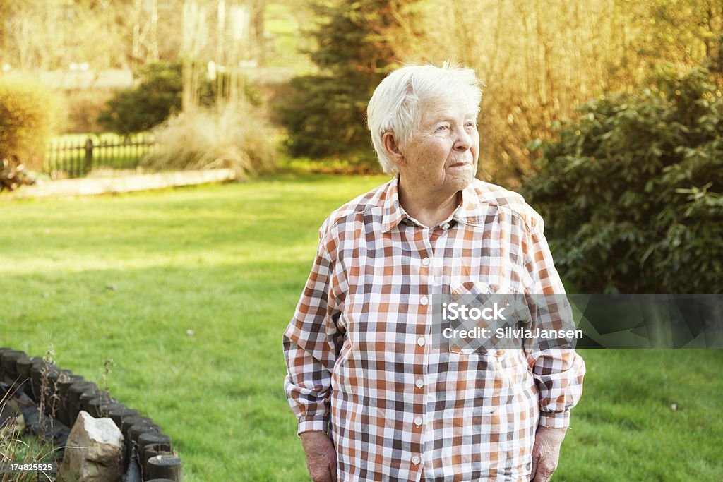 senior mujer en el jardín primavera - Foto de stock de 80-89 años libre de derechos