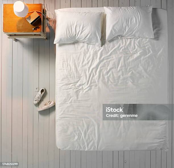 Vacío Desordenado Cama Foto de stock y más banco de imágenes de Cama - Cama, Vista elevada, Vista desde arriba