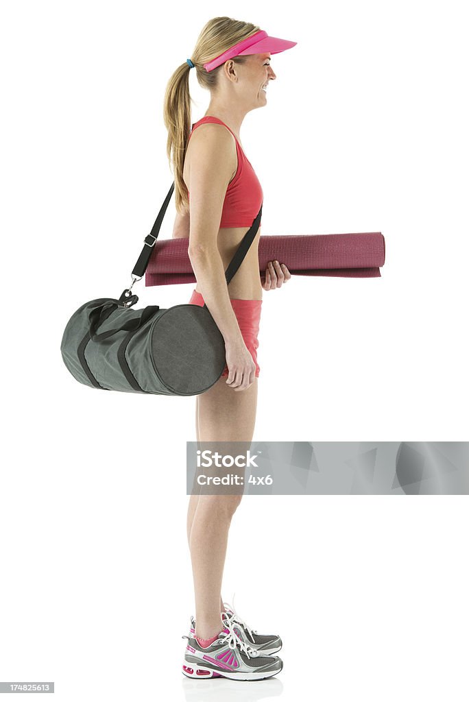 セクシーな若い女性のスポーツバッグ、ヨガマット - スタジオ撮影のロイヤリティフリーストックフォト