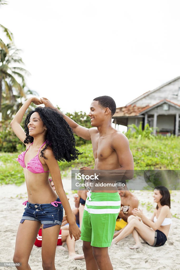 Paar Tanzen mit Freunden am Strand - Lizenzfrei Afrikanischer Abstammung Stock-Foto
