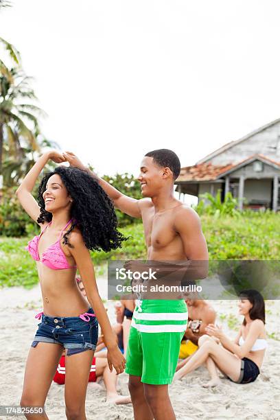 Paar Tanzen Mit Freunden Am Strand Stockfoto und mehr Bilder von Afrikanischer Abstammung - Afrikanischer Abstammung, In den Zwanzigern, Männer