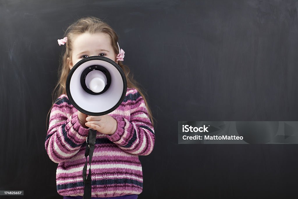 Jolie fille devant un tableau - Photo de Apprentissage libre de droits