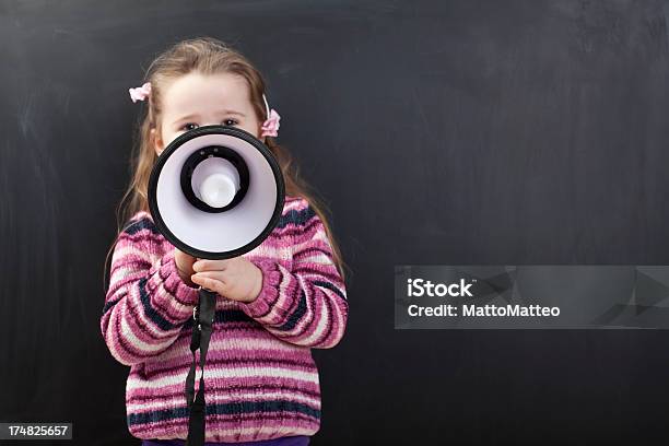 Photo libre de droit de Jolie Fille Devant Un Tableau banque d'images et plus d'images libres de droit de Apprentissage - Apprentissage, Beauté, Blanc