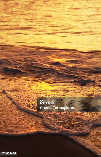 Surf In Spiaggia Durante Il Tramonto - Fotografie stock e altre immagini di Acqua - Acqua, Ambientazione esterna, Ambientazione tranquilla