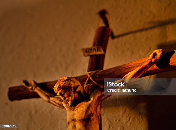 È La Luce - Fotografie stock e altre immagini di A forma di croce - A forma di croce, Cattolicesimo, Chiesa